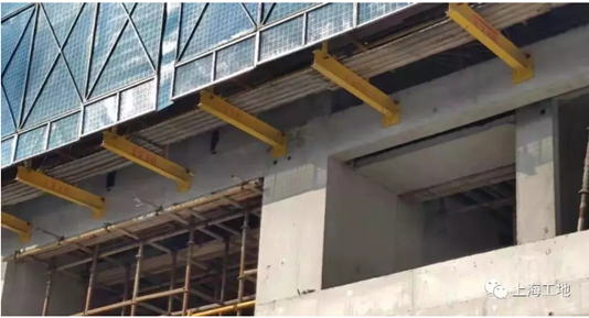 中建八局大都会三期新型悬挑架保证安全